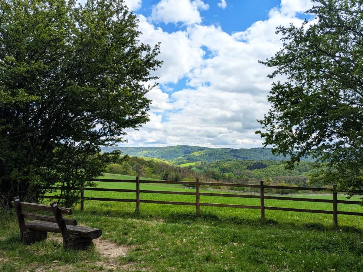 Holzbank im Fürstenlager mit auf die bewaldeten Hügel des Odenwalds 